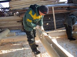 ручная обработка бревен рубленный дом